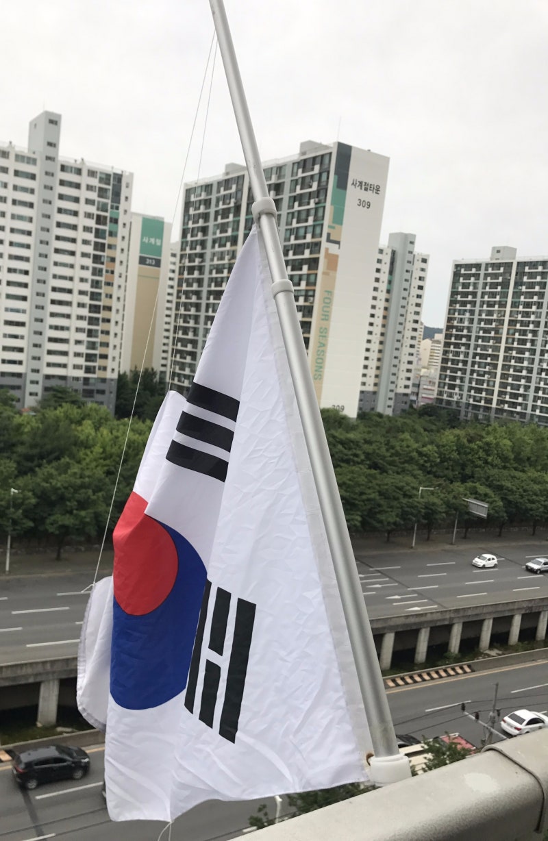현충일 태극기 게양중에 사이...